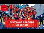 Trump kommt unter Pfiffen und bleibt für Siegerfoto stehen