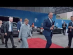 Meloni in abito celeste alla prima giornata del Consiglio Europeo a Bruxelles