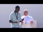 Il Papa a Tenerife fa il gesto virale del SIX SEVEN con il migrante senegalese - il video