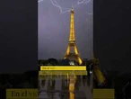 Un rayo impacta con fuerza en la zona más alta de la Torre Eiffel en plena tormenta eléctrica