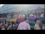 Bandiere arcobaleno, travestimenti colorati e tanti ventagli al corteo del Milano Pride