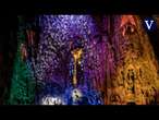 La fachada del Nacimiento de la Sagrada Familia se ilumina por Navidad