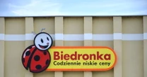 Biedronka otworzyła sklepy całodobowe. Do jednego nawet dowozi autobus