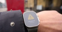 Zegarek wywołał alarm. Ratownicy szukali go nocą po lesie, on spał w domu