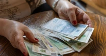 Podatek od darowizny od dziadków. Kiedy trzeba ją zgłosić? Limity w 2025 roku