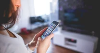 Niemal każdy Polak ma smartfon, a połowa korzysta ze Smart TV 