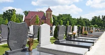 Ile kosztuje pomnik granitowy? Ceny u kamieniarza