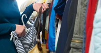 Sklepy z odzieżą używaną w galeriach handlowych. Nowy trend