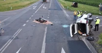 Motocykl uderzył w auto, wywracając je na bok!