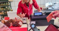 Gotówka za zakupy? Kasjer zada pytanie i jeśli odmówisz, anuluje sprzedaż