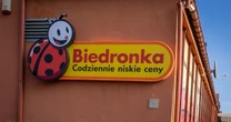 Biedronka szuka ponad 1100 kasjerów, tyle daje na start. Dużo?
