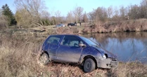 Uciekając przed policją, utknął nad rzeką. Wskoczył więc do wody