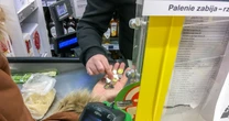 Kasjer poprosi cię o kod pocztowy. Przed odpowiedzią zastanów się dwa razy