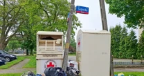 Obowiązkowa segregacja ubrań wywołała zamieszanie. Miasta szukają rozwiązania