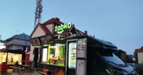Żabka stawia na kolejną innowację. Czas na zakupy w kontenerach i food truckach
