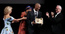 Denzel Washington zaskoczony prestiżową nagrodą. Nie ukrywał emocji