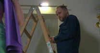"Na Wspólnej". Odcinek 4010. O co chodzi jego sąsiadce? Zniszczy mu małżeństwo?