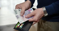 Karty w portfelu, a gotówka w ręku. Czy Polska wraca do bankomatów?