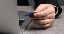 Instytucje publiczne na celowniku. Źródłem chiński sprzęt USB, Słowenia reaguje