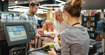 Biedronka, Lidl, Dino, Aldi czy Kaufland? Gdzie kasjer zarabia najwięcej?