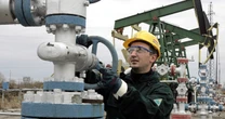 Ceny ropy znowu spadają. Kraje OPEC+ zwiększają dostawy. Wojna handlowa w tle