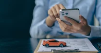 Czego potrzebuję, żeby sprzedać auto? Kluczowe dokumenty i procedury