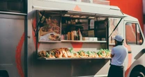 Nieprawidłowości po kontrolach w food truckach. "Przeterminowana żywność"