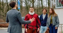 "Na Wspólnej". Odcinek 4207. Zaatakował kochanka matki przed całą szkołą