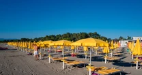 Włosi pozostają w domach. Mniejszy tłok na plażach, ceny odstraszają