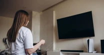 Wzięła telewizor do Belgii, nie zgłosiła tego poczcie. Komornik zajął konto