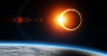 Różowe płomienie Słońca na zdjęciu NASA z zaćmienia. Co to takiego?