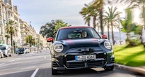 Mini Cooper SE w wersji JCW. Sportowy charakter i elektryczna frajda z jazdy