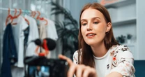 Te zawody oceniane są nagorzej w Polsce. Na liście najbardziej przepłacanych profesji politycy i influencerzy