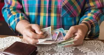 Pieniądze z OFE po śmierci męża lub żony. Można je wypłacić