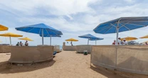 5 tys. zł mandatu za parawan na plaży? Prawnik tłumaczy, kiedy to realne