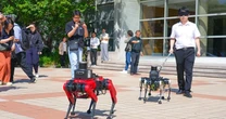 Chiński robo-pies nie tylko na froncie. Teraz w roli przewodnika dla niewidomych