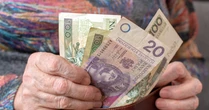 Masz 20 zł w portfelu? Lepiej sprawdź, czy na banknocie jest niepozorna nitka