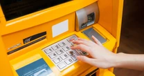 Ile wynosi prowizja za wypłatę z bankomatu? Tak jej unikniesz