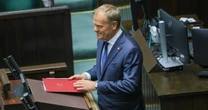 Tusk mówi, że ma "gospodarczą teczkę". Co zawiera? Poseł PiS: Ona jest pusta