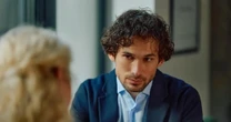 "Na Wspólnej". Odcinek 4217. Niedawno zdradziła go żona. Właśnie poznał piękną blondynkę