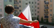 Wlepiają mandaty za źle powieszoną flagę. Może skończyć się sprawą w sądzie