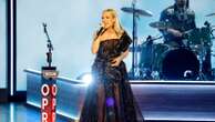 Carrie Underwood honors Randy Travis at Opry