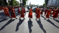 Hundreds of Buddhist monks in Cambodia gather to praise ceasefire with Thailand and mourn the dead