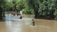 Pakistan evacuates 100,000 people over flooding threat