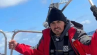 Sailing from Oregon to Hawaii after quitting his job turns a man with a cat into social media star