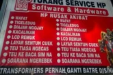10 Potret Spanduk Tukang Servis HP Ini Lawak Abis 