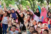 Peduli Pendidikan, 10 Potret Cinta Laura Bersama Anak-anak di Pelosok