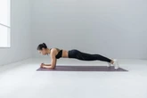 7 Variasi Plank beserta Manfaatnya bagi Tubuh, yuk Praktikkan!