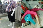 10 Gaya Boneka Maneken Gak Biasa Ini Bikin Pembeli Ngakak 