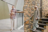 10 Ide Outfit dengan Bawahan Wide Leg Pants ala Mega Iskanti